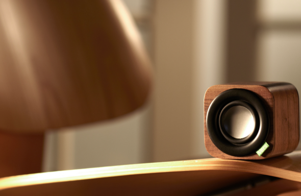 vers-audio-wood-speaker-table